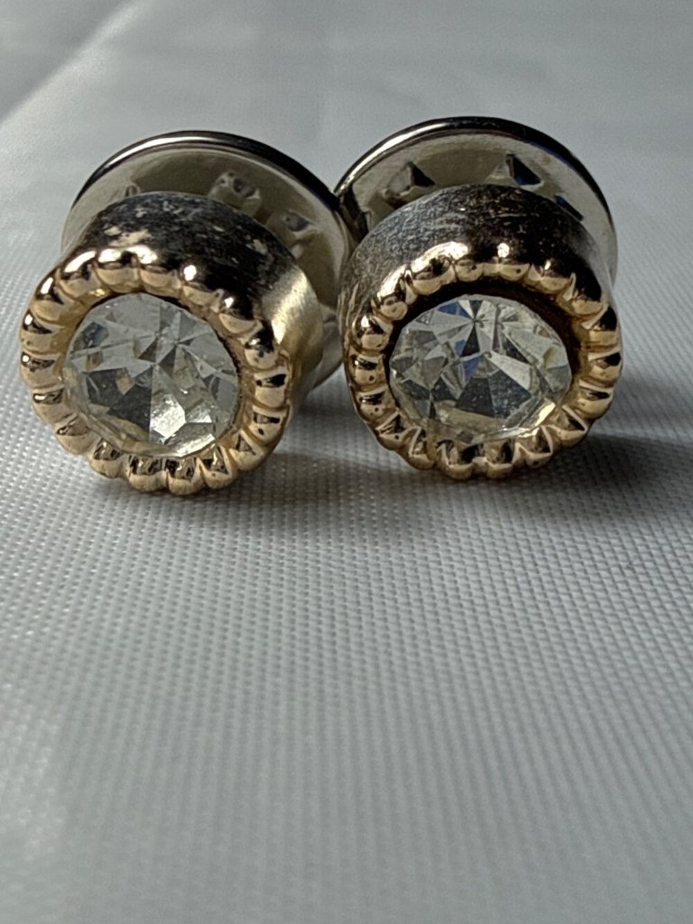 Gold Tone Pin Clear Rhinestone Center Round Elegant Classic Design Brooch Lapel